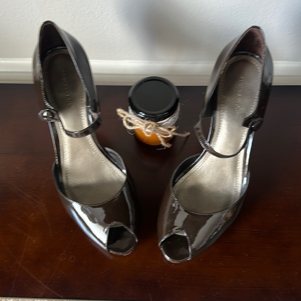 Ann Taylor peep toe pump